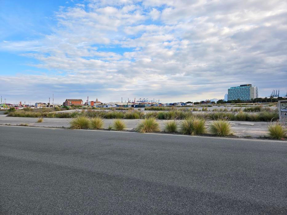 Ve větší vzdálenosti od zbytků opuštěné trati jsou vidět moderní budovy, což vytváří zvláštní kontrast.