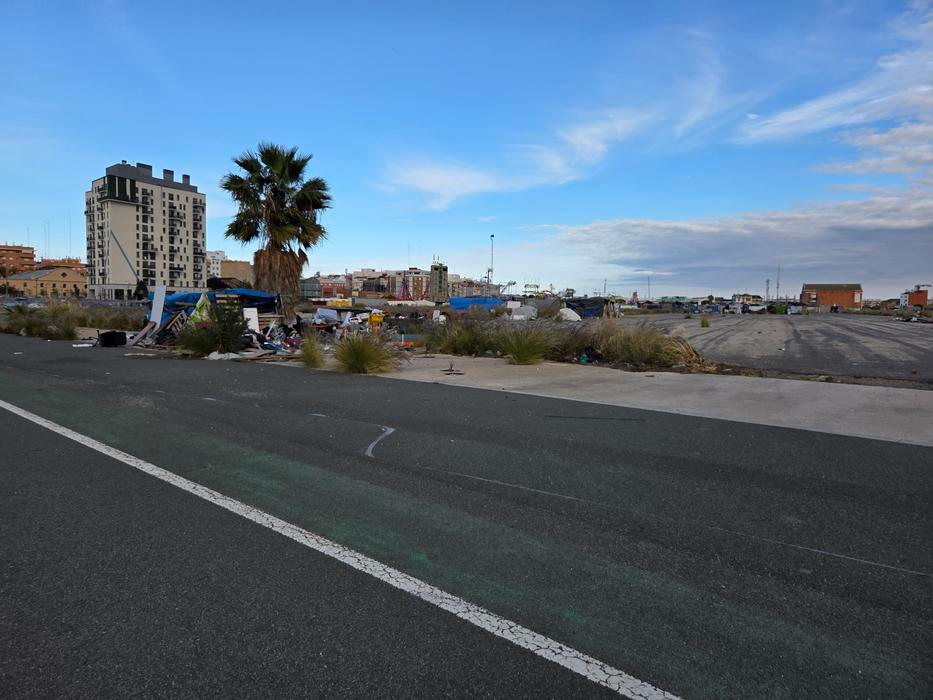 Všude kolem jsou nicméně odpadky, zbytky suti nebo rozbité sklo.