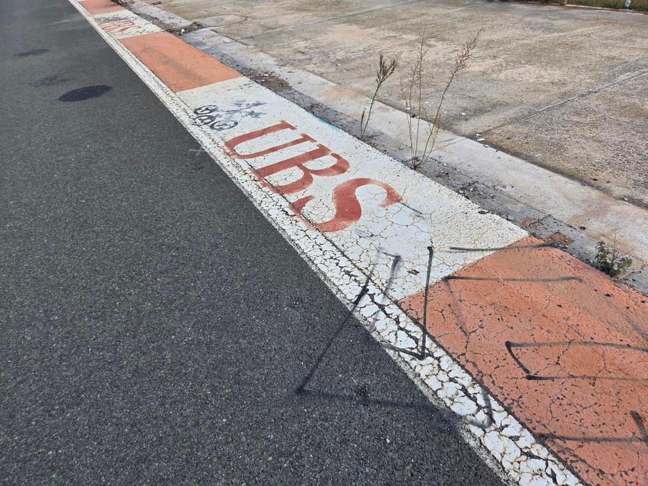 Loga sponzorů se nadále objevují kolem okruhu.