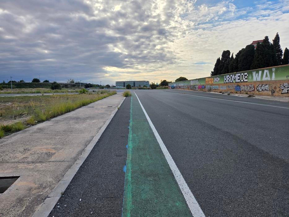 Ještě před několika lety byly kolem trati betonové zátarasy a železné ploty, nicméně už jsou také pryč.