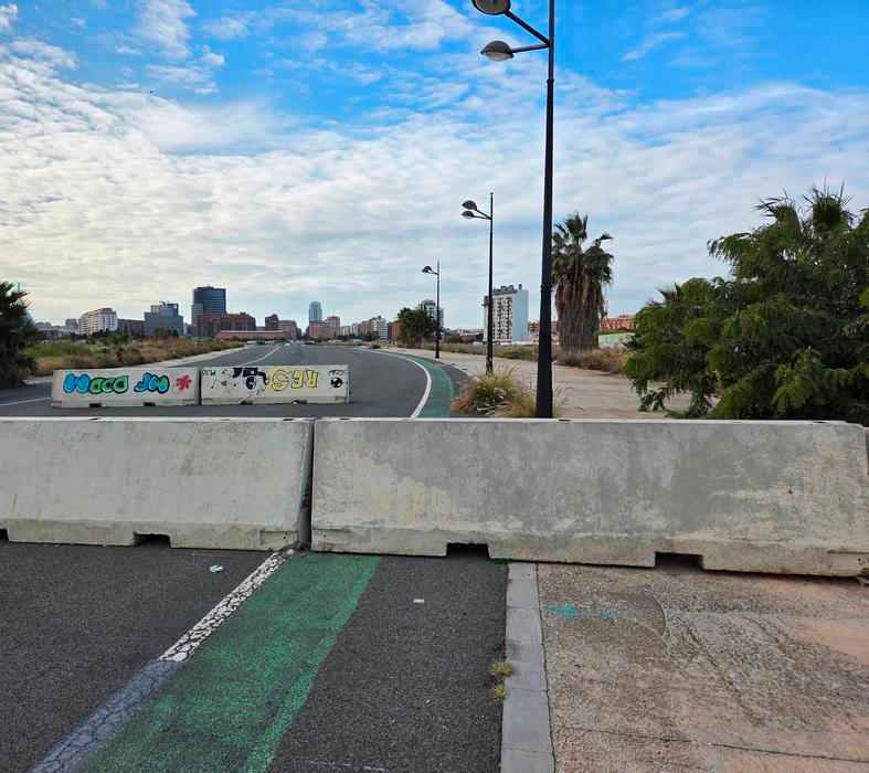 Ačkoliv se kolem opuštěné části okruhu objevují betonové zátarasy, dá se na něj vjet dokonce i autem.