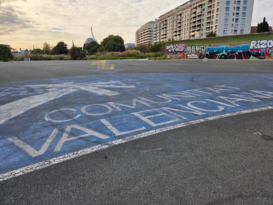 Pohled na vnější část zatáčky číslo 17 ve třetím sektoru okruhu ve Valencii.