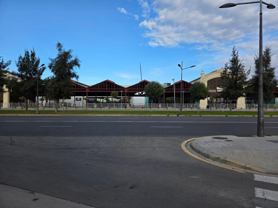 Pohled na opuštěné sklady, které bývaly boxy a týmovým zázemím, na bývalé startovní rovince ve Valencii.