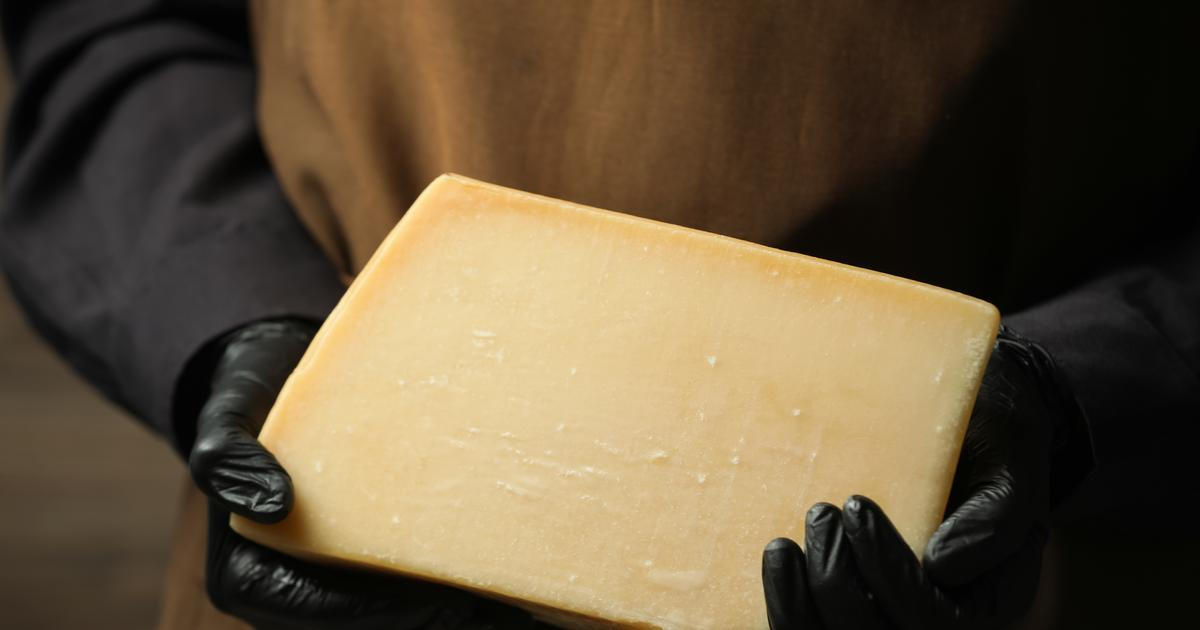 Předvánoční bizár. Muž zpronevěřil 169 kilo sýru, ořechů a roštěné, hrozí mu vězení