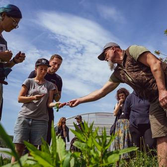 Ekologické zemědělství mladé lidi láká, i když jich je obecně v zemědělství málo, říká Jiří Prachař. Na snímku studenti na farmě Jednorožec.