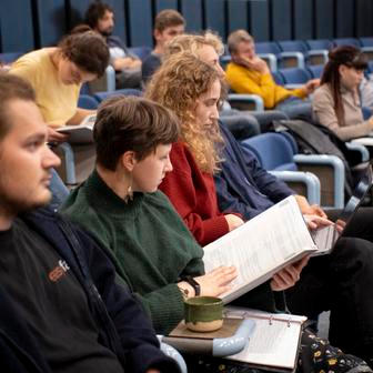 Na Farmářské škole se věnují i zemědělské politice. "Co je to Společná zemědělská politika EU a kam míří," vysvětluje Prachař.