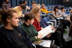 Na Farmářské škole se věnují i zemědělské politice. "Co je to Společná zemědělská politika EU a kam míří," vysvětluje Prachař.