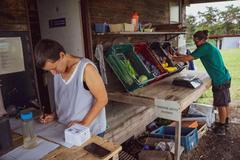 Dojí tam krávy, dělají v sýrárně, zpracovávají zeleninu, pěstují obilí nebo pracují v pekárně. 