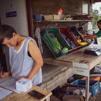 Dojí tam krávy, dělají v sýrárně, zpracovávají zeleninu, pěstují obilí nebo pracují v pekárně. 