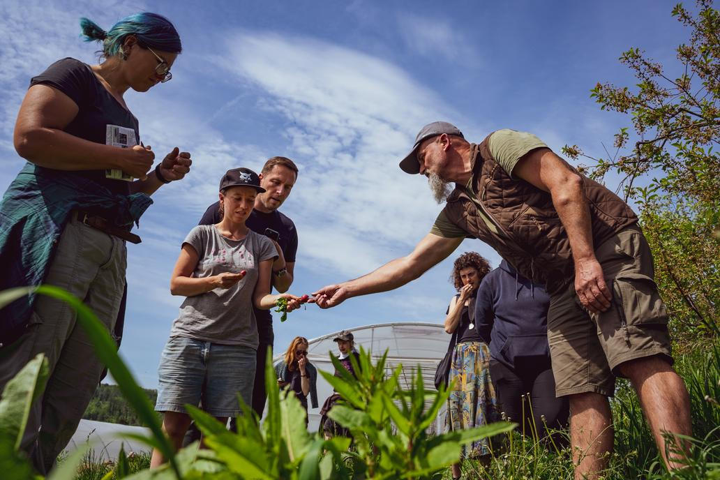 Ekologické zemědělství mladé lidi láká, i když jich je obecně v zemědělství málo, říká Jiří Prachař. Na snímku studenti na farmě Jednorožec.