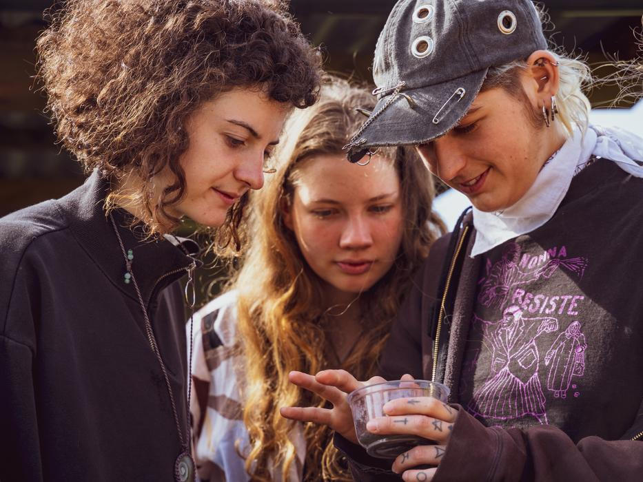 "Pokud chcete lidi nadchnout do zemědělství, tak to vždycky jde skrze malé rodinné podniky, kde je nějaké společenství, kde to nějak sociálně žije," říká Prachař.