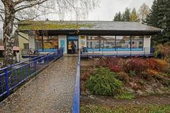 Konzum, kde se nachází pošta, dětský koutek i kavárna - a setkávají se tu místní důchodci.