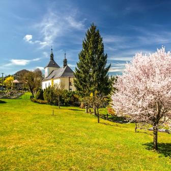 Vztah k přírodě je pro Písečnou typický. Už v minulosti získala zelené stuhy za péči o krajinu a dokonce byla první obcí v České republice, která obdržela zlatou plaketu za nejkrásnější rozkvetlé sídlo v Evropě. 