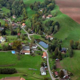 Mokřady, květiny, rybník s bobry, zákaz stavění na horizontu – tady se krajina nebere jako kulisa, ale jako součást života.