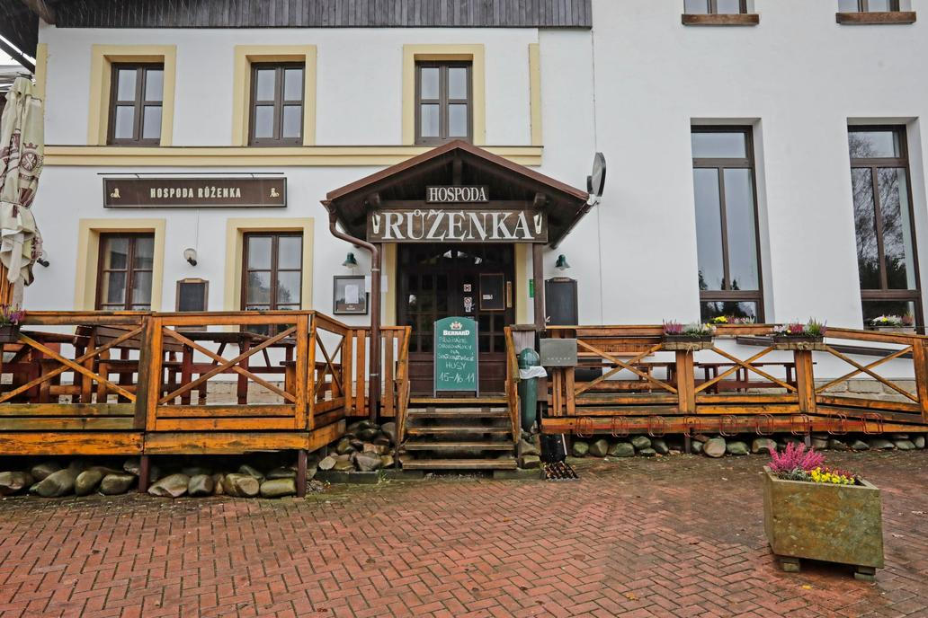 Zde popíjí a jedí mladí i ti nejstarší.