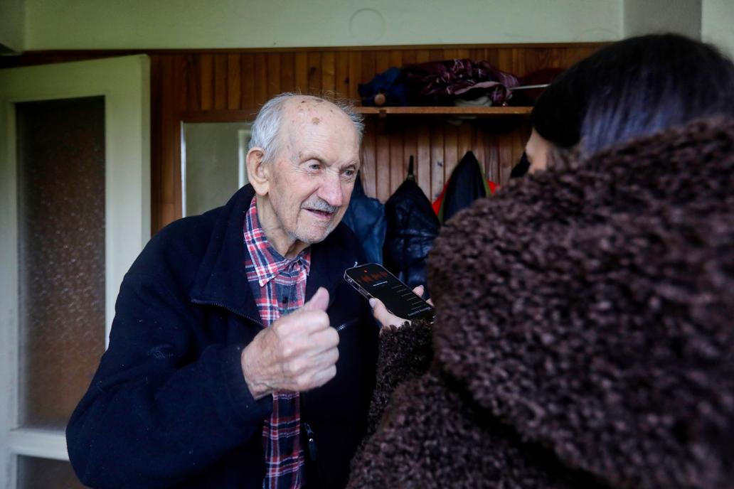 Nejstarší obyvatel Písečné, bývalý hudebník a učitel pan Pešek.