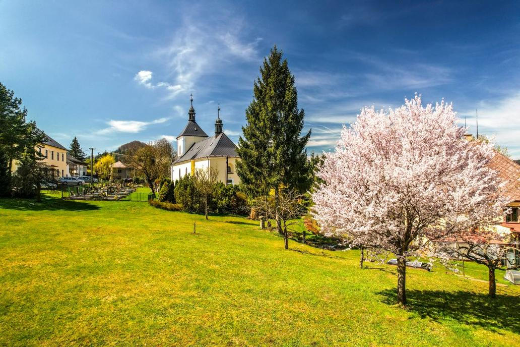 Vztah k přírodě je pro Písečnou typický. Už v minulosti získala zelené stuhy za péči o krajinu a dokonce byla první obcí v České republice, která obdržela zlatou plaketu za nejkrásnější rozkvetlé sídlo v Evropě. 