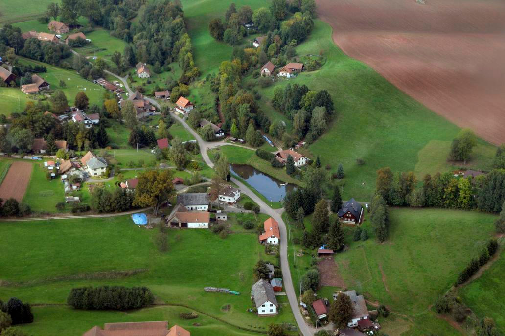 Mokřady, květiny, rybník s bobry, zákaz stavění na horizontu – tady se krajina nebere jako kulisa, ale jako součást života.