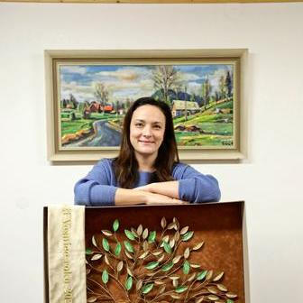 Starostka se stromem, kde nechybí jména vítězných obcí.