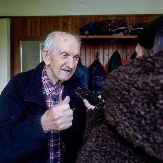 Nejstarší obyvatel Písečné, bývalý hudebník a učitel pan Pešek.