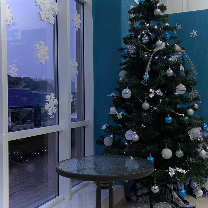 Vánoční strom není vhodné stavět u balkonových dveří.