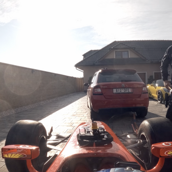 Řidič formule a podnikatel Milan Vrátný se s policisty zdlouhavě dohadoval. Celý incident si natočil.