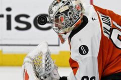 Brankář Daniel Vladař z Philadelphie