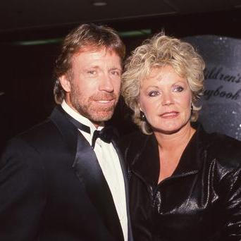 „Jsme vděční, že už netrpí. Byla tou nejlepší mámou, jakou jsme si mohli přát. Měli jsme obrovské štěstí,“ svěřil se syn Mike Norris.