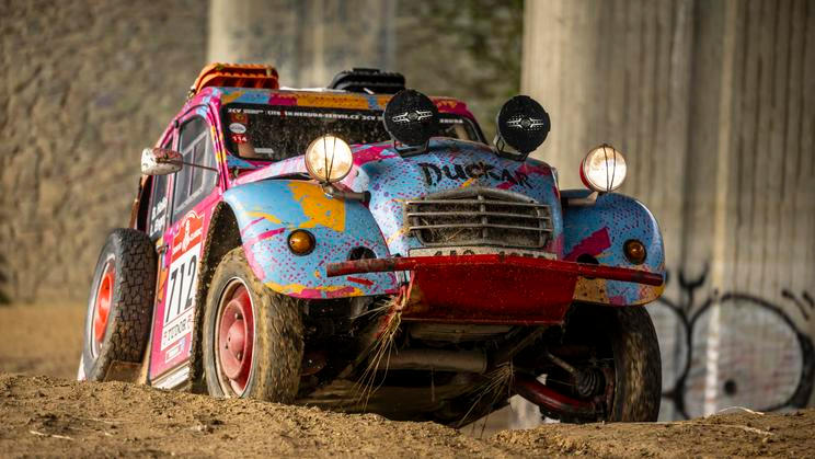 Citroën 2CV v barvách týmu Duckar hraje všemi barvami