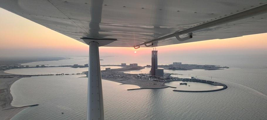 Pohled z letadla na umělé poloostrovy a ostrovy v emirátu Rás al-Chajma. 24. listopadu 2025. 