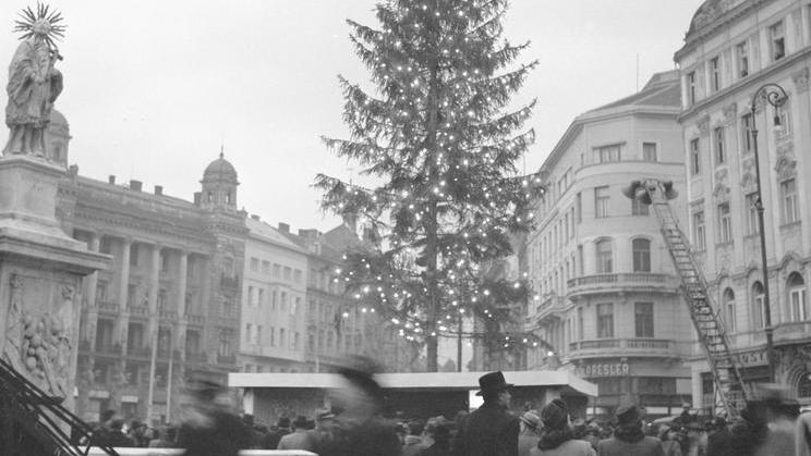 Brno se 13. prosince 1924 dočkalo zázraku. Na náměstí Svobody se rozzářil první „Vánoční strom republiky“. 
Ilustrační snímek