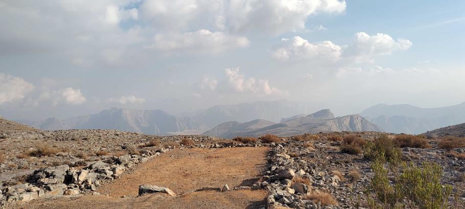 Camp 1770, na rovných plochách můžete stanovat, hory v dálce už jsou v Ománu. 