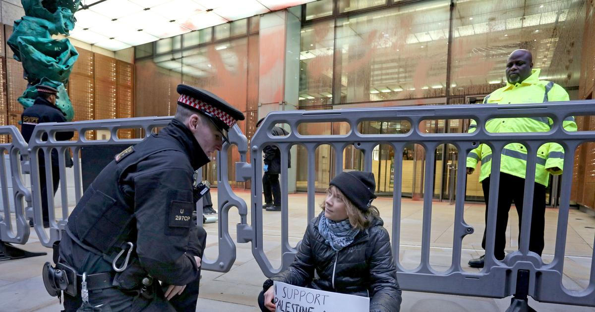 Policie zadržela v Londýně Gretu Thunbergovou za podporu teroristické organizace
