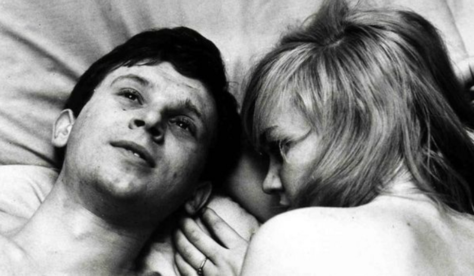 Hana Brejchová a Vladimír Pucholt ve filmu Miloše Formana z roku 1965. Víte, jak se legendární snímek jmenoval?