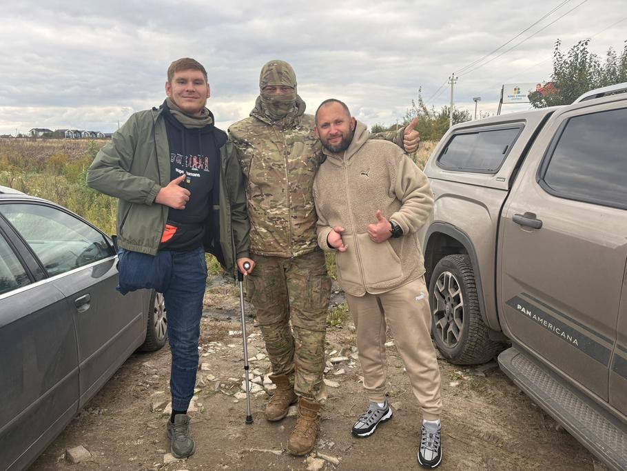 Zleva Zlotyj, dobrovolník Mac a Lik. 