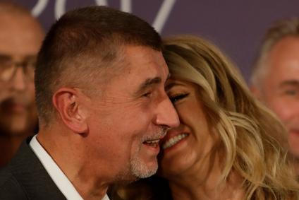 Premiér Andrej Babiš (na snímku se svou ženou Monikou) tvrdil a sliboval, že o Agrofert nevratně přijde, že na jeho řízení nebude mít vliv a nebudou mu z něj plynout žádné benefity. Odborník na obchodní právo Aleš Rozehnal však upozorňuje, že v případě benefitů je to tak, že je Babiš čerpá formou korunových dluhopisů. A to pode něj potrvá.  