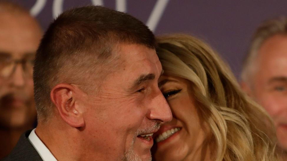 Premiér Andrej Babiš (na snímku se svou ženou Monikou) tvrdil a sliboval, že o Agrofert nevratně přijde, že na jeho řízení nebude mít vliv a nebudou mu z něj plynout žádné benefity. Odborník na obchodní právo Aleš Rozehnal však upozorňuje, že v případě benefitů je to tak, že je Babiš čerpá formou korunových dluhopisů. A to pode něj potrvá.