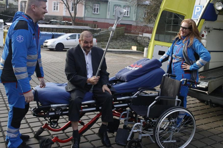 Marcel při čekání na svou partnerku Janu, kterou si chvíli poté vezme za manželku. Společně s ním čeká Petra a Josef ze Sanitky splněných snů.