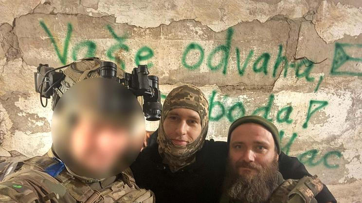 Dima uprostřed, Oleh napravo. Vlevo dobrovolník Mac