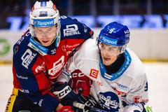 Pardubický Košťálek (vlevo) v souboji s Konečným s Kladna