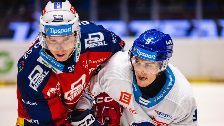 Pardubický Košťálek (vlevo) v souboji s Konečným s Kladna