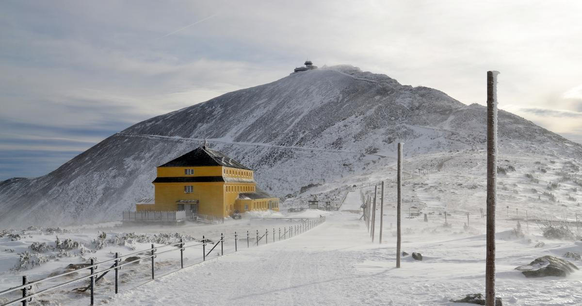 Sněžku zasáhl vítr o síle orkánu, měl přes 128 km/h, horní úsek lanovky nejede
