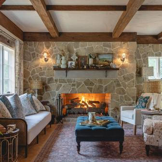 Na rozdíl od filmu nabízí reálná chata více prostoru.