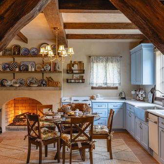 Modrobílé nádobí a rustikální police přesně odpovídají filmové předloze.