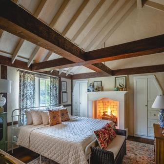 Útulnému interiéru dominuje krb.