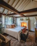 Útulnému interiéru dominuje krb.