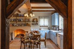 Modrobílé nádobí a rustikální police přesně odpovídají filmové předloze.