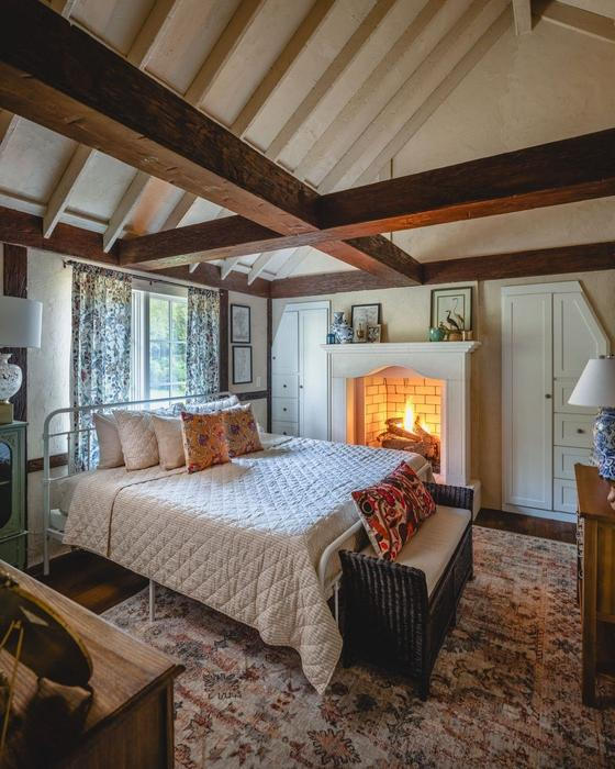 Útulnému interiéru dominuje krb.