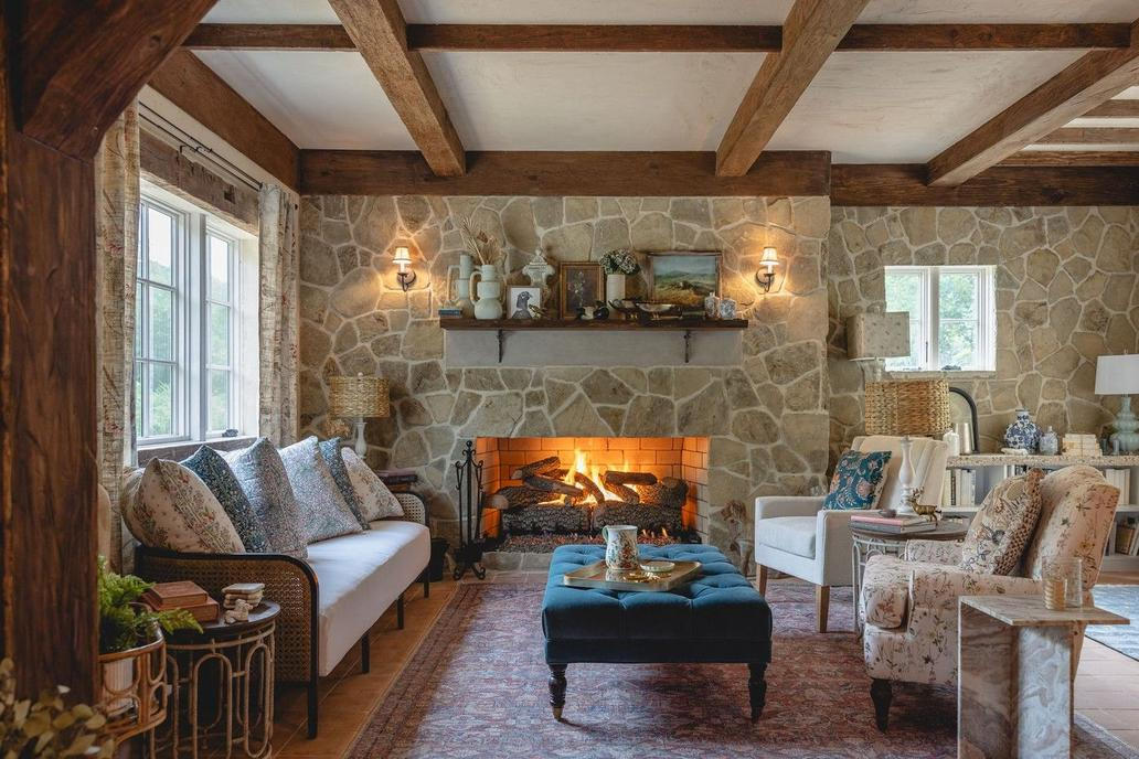 Na rozdíl od filmu nabízí reálná chata více prostoru.