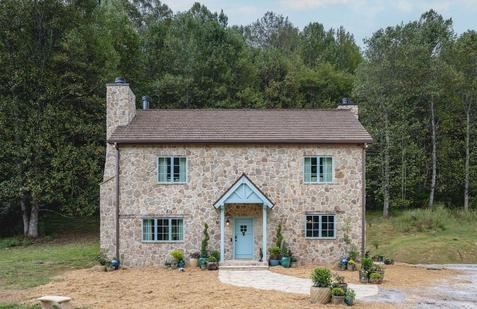 Věrná replika filmové Rosehill Cottage v horách Georgie.